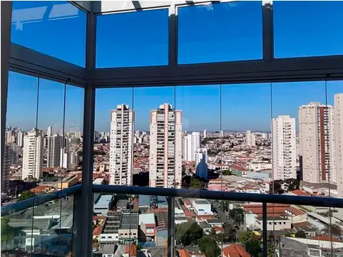 Vista da cidade a partir da sacada envidraçada